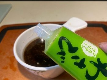 step4: 2. 青瓜切去頭尾一小塊，切出來的青瓜分別在頭及尾部打圈地磨至出現白泡，洗淨及抹乾水份，刨絲。(注：只刨瓜玉部份，要避開瓜囊。) 