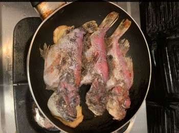 step3: 石崇魚洗淨，用小煎鍋，熱鍋加薑片放魚，慢火煎香兩邊後，