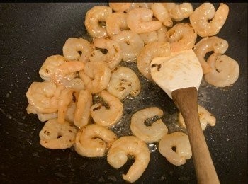 step3: 大火熱油，將蝦炒到8成熟