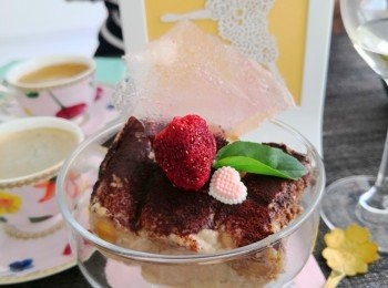 step6: 吃時可插上凍乾草莓及糖膠片点綴拌食