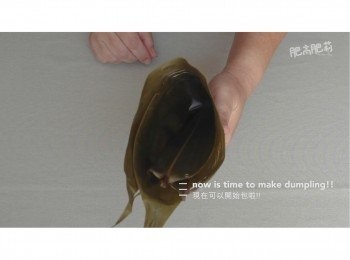 step9: 用兩塊葉捲成筒狀，做法詳情可看影片