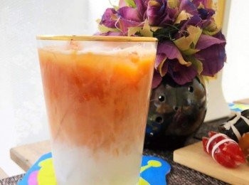 step5: 最面慢慢倒入已焗好及拉杯過布篩2-3次回溫的紅茶,飲時拌勻便可桌享用