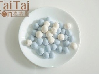 step3: 將兩色粿粹各自與原糯米糰揉勻，揉到光滑不黏手後分小塊，搓成圓形，備用。