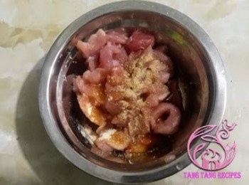 step2: 豬肉切幼，加入<span class="group_2">豬肉醃料</span>醃15分鐘。