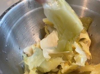 step5: 黃豆隔水備用，咸菜浸水後亦要多次沖洗，盡量減少咸味，撕成切成一件件