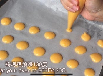 step4: 面糊放入錶花袋 低部剪一個小口 擠出一個個小圓點