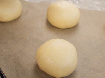 step6: 將麵團分成5份。每份約62克蓋起來並放置35分鐘。