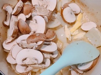 step5: 再下牛油和啡磨菇兜炒。