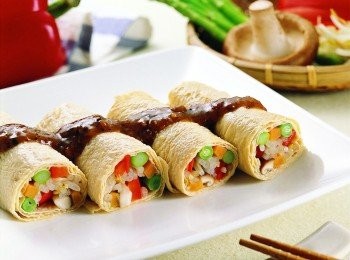 step1: 先用中筋麵粉加水攪拌均勻成麵糊(濃稠度似蛋汁)，煎成薄片麵餅。