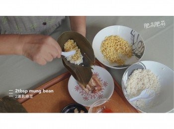 step10: 擺放材料，先放3湯匙糯米，再放2湯匙綠豆，之後再加豬肉，瑤柱跟鹹蛋黃，再鋪上2湯匙綠豆，最後才用3湯匙覆蓋表面
