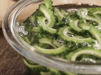 step1: 準備：
●先把苦瓜清洗乾淨，取出中間籽的部分。
然後把苦瓜切片。苦瓜切得越薄，苦味就越少喔！
加1湯匙鹽巴，輕輕揉一下苦瓜，
加一點水並放置至少10分鐘。然後清洗並把水瀝乾。

詳細請參考影片：）