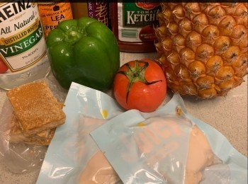 step1: 雞柳切片、蕃茄及青椒切開