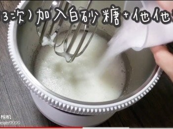 step21: (分3次)加入白砂糖+他他粉