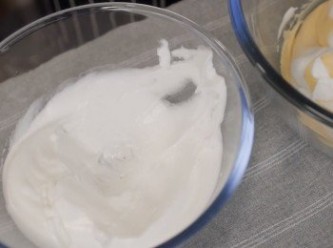 step6: 先把一小撮的蛋白加入麵糊中攪拌均勻。然後把所有剩餘的蛋白倒入麵糊中。攪拌均勻。