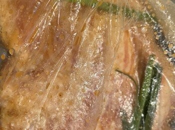 step1: 豬頸肉兩邊側邊剪開少少，可防焗時豬頸肉卷曲，將所有調味料和香茅醃豬頸肉