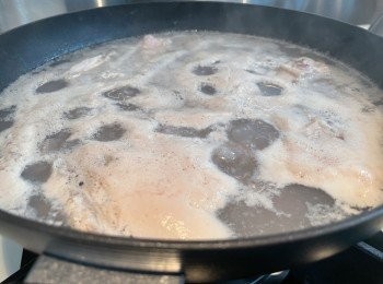 step3: 凍水落骨，水滾後滾約5-10錫鐘。
