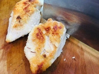 step2: 接著我再將這份<a href="https://bit.ly/3EZL8dD" target="_blank" data-keyword="雞胸" class="guide-link"><strong>雞胸</strong></a> <span style="display:inline-block;vertical-align:middle;margin-top:-3px;color:initial;border-radius:3px;padding:2px 3px;font-size:12px;line-height:14px;background:#87d300;color:#fff;">即買</span> 肉分切幾塊