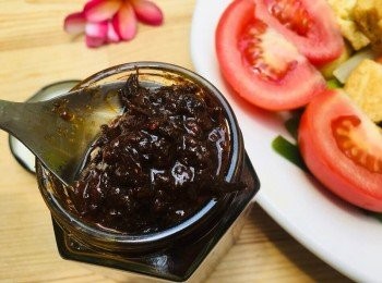 step3: 最後的調味~醬油、水、糖加入到平底鍋內，蓋上鍋子悶一下，噹噹噹~~完成一道嫩煎雞蛋豆腐佐干貝醬