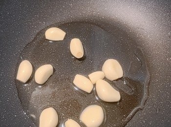 step2: 燒熱鑊，加入適量油起鑊之後將蒜粒爆香。