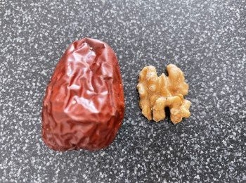 step1: 紅棗和核桃用水沖洗乾淨、抺乾