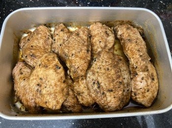 step3: 將所有醃料混合後，撈勻<a href="https://bit.ly/3zHU5V3" target="_blank" data-keyword="雞翼" class="guide-link"><strong>雞翼</strong></a> <span style="display:inline-block;vertical-align:middle;margin-top:-3px;color:initial;border-radius:3px;padding:2px 3px;font-size:12px;line-height:14px;background:#87d300;color:#fff;">即買</span> 
放入雪櫃冷藏4小時以上