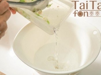 step1: 蝶豆花＋500ml 的水、新鮮茉莉花＋500ml 的水，放入冰箱冷藏浸泡一晚，備用。