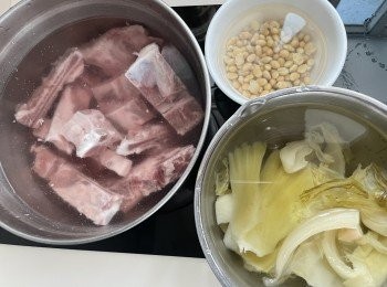 step2: 咸菜和黃豆沖洗乾淨，浸水一小時，煲湯骨如選用急凍骨，湯骨解凍後浸在鹽水（水加約2茶匙匙鹽），浸出雪味和血水，浸約半小時。
