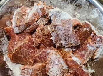 step2: 牛板腱肉塊沾薄薄一層麵粉。 (不沾也可以，沾麵粉煎過的話，最後成品的湯汁會比較濃稠)