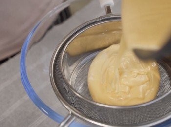 step4: 把攪拌好的麵糊過篩。