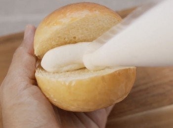 step8: *忌廉的部分：鮮忌廉，煉奶和糖打發混合然後放入擠花袋中等待放涼以後可以加入忌廉和士多啤利片等作裝飾。最後可以灑上一點糖霜，完成！