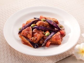 step2: 台塑全素義大利醬加微量開水加熱至滾，將備用<span class="group_1">食材</span>全部一起倒入鍋中，燒至入味即可起鍋享用。