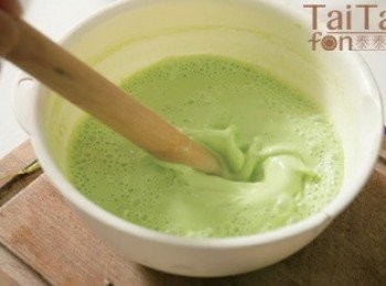 step2: 在來米粉＋石灰水＋香蘭水，攪勻成粉漿水，再加入白砂糖和鹽，攪拌均勻。