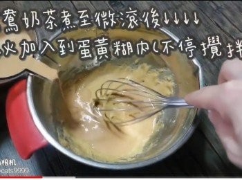 step8: 將鴛鴦奶茶加入到蛋黃糊內(不停攪拌)