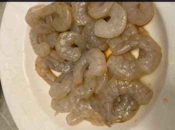 step1: 蝦仁🍤用豉油、糖、生粉醃5分鐘