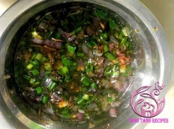 step6: 灒入乾蔥油拌勻成蔥油。