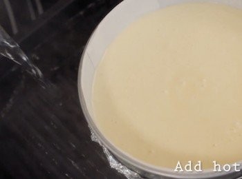 step7: *預熱焗爐160度把麵糊倒入蛋糕模中。在烤盤上注入熱水。用隔水加熱方式使用160度焗20分鐘。然後打開焗爐約10秒鐘，使用110°C再焗60分鐘。 完成！