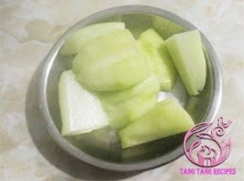 step3: 合掌瓜刮皮去核，切件。