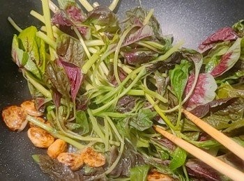 step3: 放入紅莧菜炒勻。