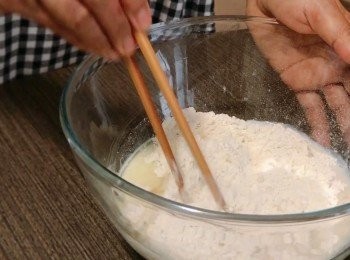 step2: 把中筋麵粉加入砂糖、油和牛奶拌勻，再加入酵母水，把麵粉揉搓成一糰。