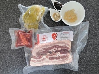 step1: 咸菜先用水浸一小時，如果咸菜太咸可用暖水多浸一陣，豬腩肉解凍後厚切，乾蔥頭一開二備用，南乳腐乳混合拌勻。