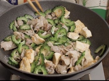step3: 現在可以開始炒了！
加入1湯匙香油然後拌炒豬肉。
加入苦瓜。
豬肉開始熟後，加入豆腐。
加入調味料（日本清酒＋醬油＋蠔油＋鰹魚粉）
最後加入雞蛋。
輕輕拌炒，不要把豆腐拌碎。