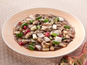 step1: 洋蔥丁、青蔥珠、紅辣椒丁一起稍為炒一下，再倒入黑胡椒醬及微量開水加熱至滾。