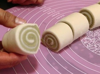 step8: 把麵團的頭和尾切掉，把麵團平均切成6件，放入已鋪牛油紙的蒸籠，關上蓋子，在溫室溫發酵45-55分鐘，使麵團發大約1.5倍。