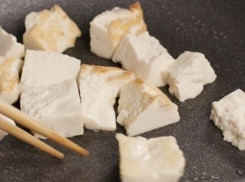 step2: ●豬肉中加入鹽和胡椒粉，然後加入麵粉。混合均勻。

●準備豆腐。用廚房用紙包裹豆腐，然後用微波爐加熱1分鐘（600瓦）然後瀝乾水分。
把豆腐煎至金黃色後取出備用。