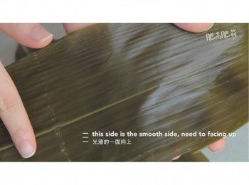 step8: 粽葉有分底面兩面，用光滑的一面包粽子