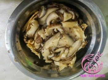 step1: 冬菇溫水浸軟切幼絲備用。浸冬菇水留用。