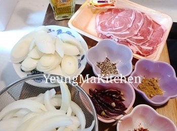 step1: 預備材料: 洋蔥切條; 京蔥洗淨，先撕去比較老的表面，再斜切成厚片(只要白色部分); 乾辣椒沖一沖水;