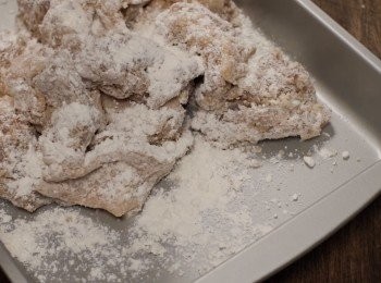 step2: 準備大約5湯匙馬鈴薯澱粉包裹雞肉表面
再添加約5湯匙麵粉混合均勻。

詳細可以參考影片!