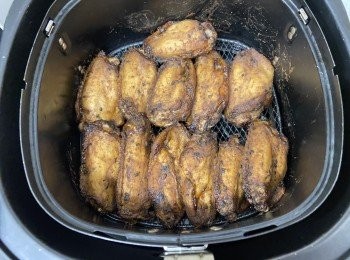 step5: 180度氣炸10分鐘，取出將<a href="https://bit.ly/3zHU5V3" target="_blank" data-keyword="雞翼" class="guide-link"><strong>雞翼</strong></a> <span style="display:inline-block;vertical-align:middle;margin-top:-3px;color:initial;border-radius:3px;padding:2px 3px;font-size:12px;line-height:14px;background:#87d300;color:#fff;">即買</span> 反轉氣炸8分鐘，完成