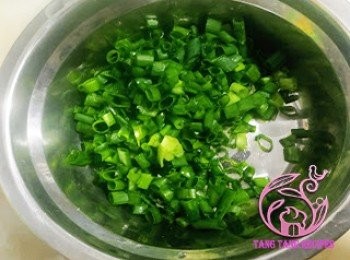 step2: 蔥切成蔥花。
